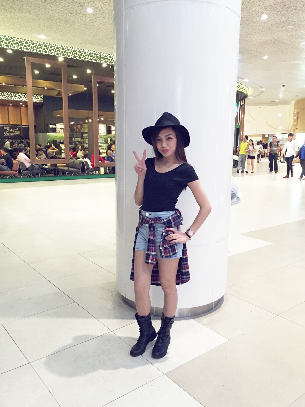 「Singapore、JRUNWAY、hat、denim、check、sexy、WEAR、black、シンガポール」｜「EMODAのアイテム（Tシャツ/カットソー、ブラック系）」を使った、JRunwayさん（レディース・153cm）の秋コーディネートの1枚目の写真