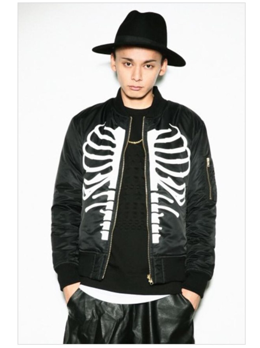 「Singapore、WEAR、JRUNWAY、LEGENDA、Skeleton、jacket 、monotone、street、シンガポール」｜「LEGENDAのbone MA-1 jacket（その他、ホワイト系）」を使った、JRunwayさん（メンズ・175cm）の冬コーディネートの1枚目の写真