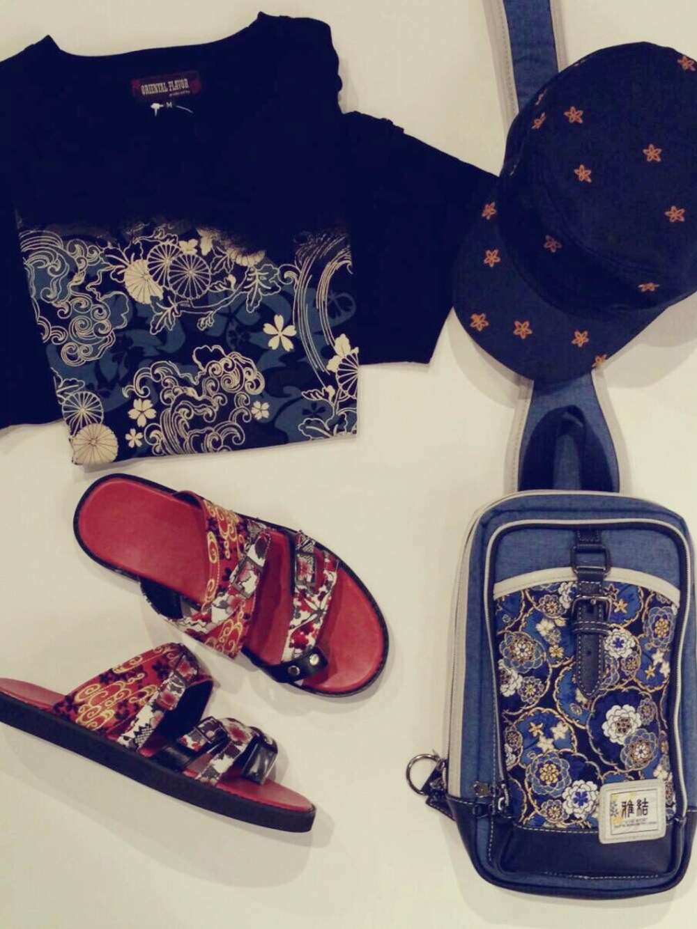 ブラック系のTシャツ/カットソー、ブルー系のボディバッグ/ウエストポーチ、レッド系のサンダルを着用したメンズの冬コーディネートの1枚目の写真