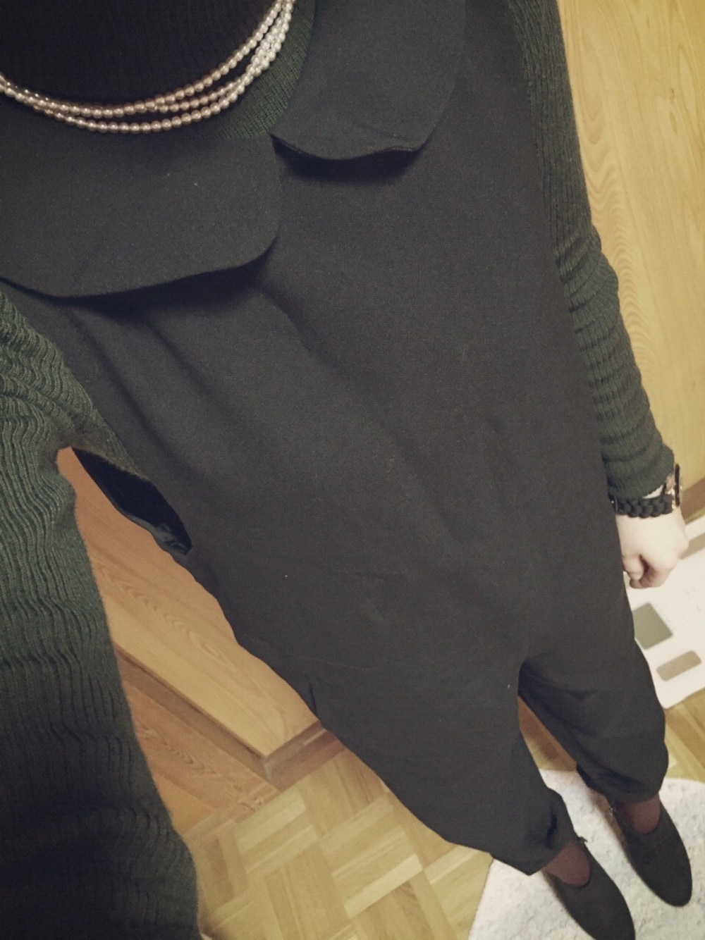 ブラック系のつなぎ/オールインワン、グリーン系のニット/セーター、ブラック系のブーティを着用したレディースの冬コーディネートの1枚目の写真