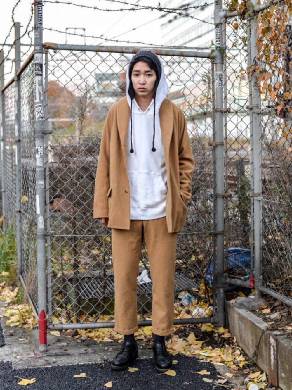 「kodona、セットアップ、ストリート、ラフ、ニットキャップ、秋冬、日美」｜「UNUSEDのアイテム（パーカー、ホワイト系）」を使った、DaB 鷲野 一行さん（メンズ・180cm）の冬コーディネートの1枚目の写真
