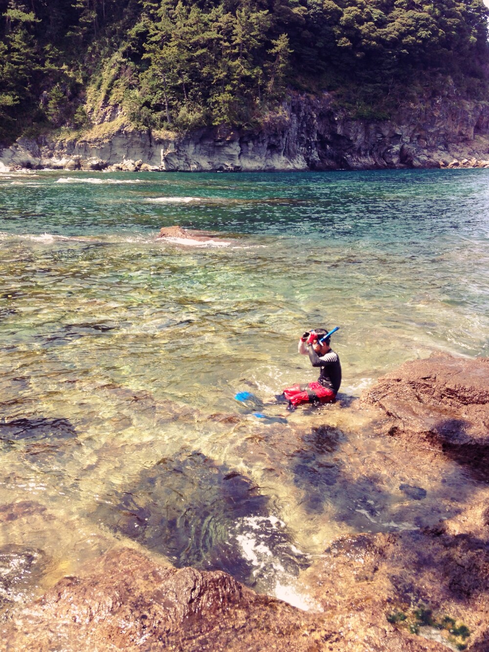 ブラック系のその他トップス、レッド系の水着、ブラック系のレギンス/スパッツを着用したメンズの夏コーディネートの1枚目の写真