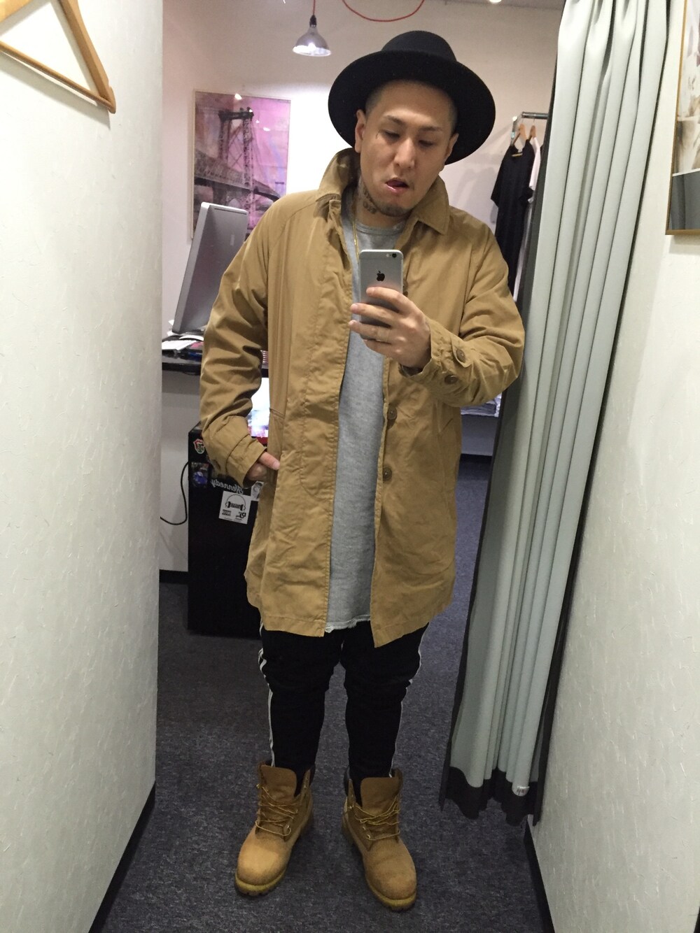 ベージュ系のステンカラーコート、グレー系のTシャツ/カットソー、ブラック系のその他パンツを着用したメンズの秋コーディネートの1枚目の写真