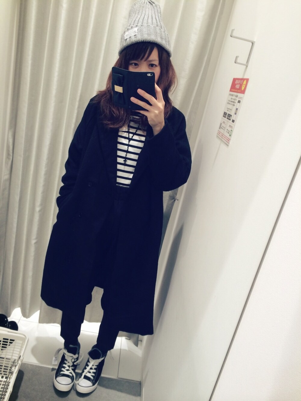 「モノトーン、ワントーンコーデ、ニット帽、チェスターコート、ゆるパンツ、ボーダートップス、サスペンダー、黒スニーカー、ロングコート、ハイウエスト」｜「GUの（GU）サス付きテーパードパンツ（パンツ、ブラック系）」を使った、heather.gu__mさん（レディース・164cm）の冬コーディネートの1枚目の写真
