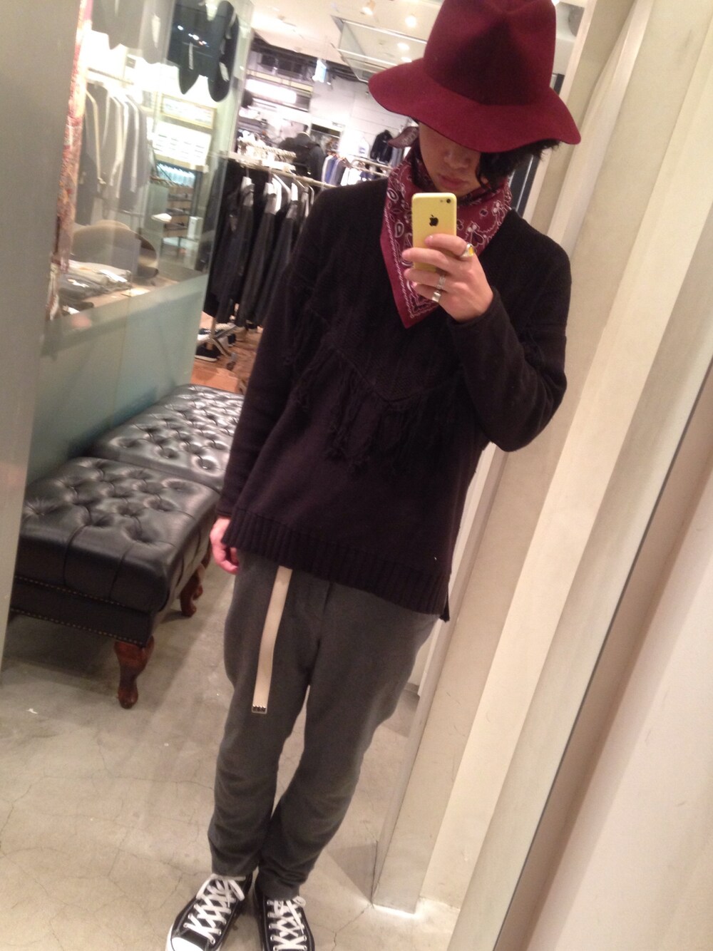 「STUDIOUS、STUDIOUS SELECT(STUDIOUS SELECT)、STUDIOUS渋谷店、iroquois、ニット、スラックス、スカーフ、ハット、コンバース、春コーデ」｜「Iroquoisのフェルトハット（ハット、レッド系）」を使った、糸魚川 領太さん（メンズ・178cm）の冬コーディネートの1枚目の写真