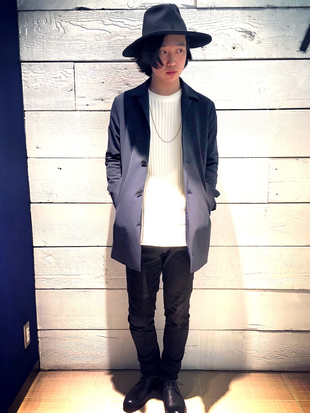 「STUDIOUS、STUDIOUS SELECT(STUDIOUS SELECT)、STUDIOUS渋谷店、ステンカラーコート、白ニット、スキニーデニム、ハット、革靴、春コーデ」｜「STUDIOUSのSTUDIOUS マルチストレッチステンカラーコート【追加予約】（ステンカラーコート、ブルー系）」を使った、糸魚川 領太さん（メンズ・178cm）の春コーディネートの1枚目の写真