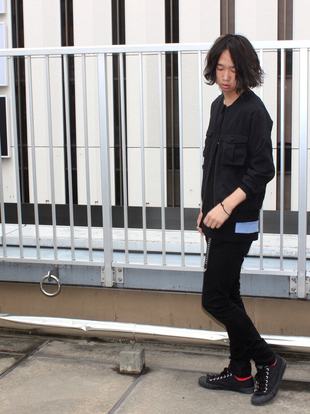 「STUDIOUS、STUDIOUS SELECT(STUDIOUS SELECT)、STUDIOUS渋谷店、iroquois、SHAREEF、ノーカラーブルゾン、スキニーデニム、オールブラック、モード」｜「Iroquoisの【Iroquois】EX.no collar zip blouson（ブルゾン、ブラック系）」を使った、糸魚川 領太さん（メンズ・178cm）の夏コーディネートの1枚目の写真