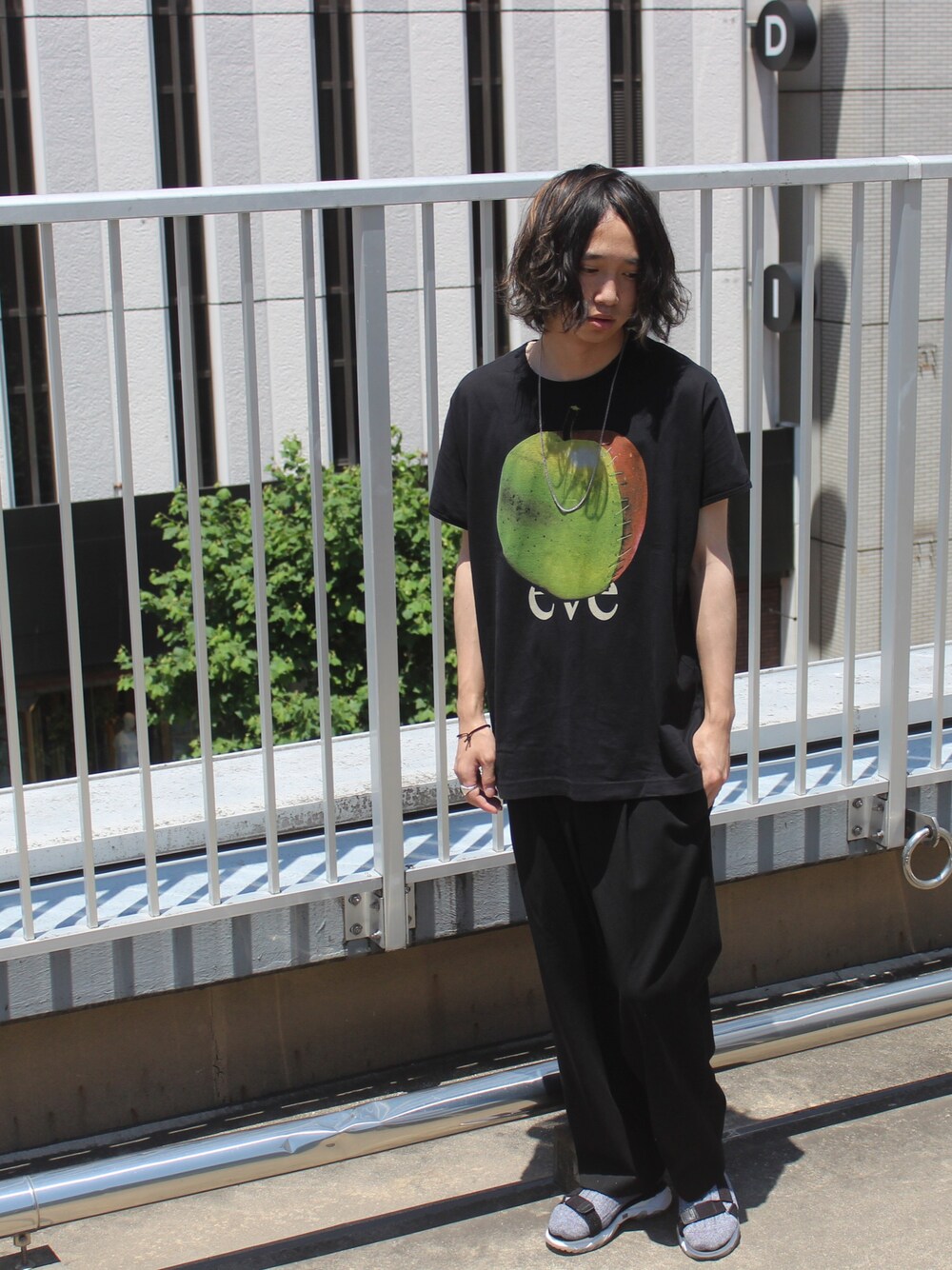 「STUDIOUS、STUDIOUS SELECT(STUDIOUS SELECT)、STUDIOUS渋谷店、モード、夏コーデ、ドルマン、ワイドパンツ、SHAREEF、kiit」｜「SHAREEFのGREEN APPLE DOLMAN S/S BIG-T（Tシャツ/カットソー、ブラック系）」を使った、糸魚川 領太さん（メンズ・178cm）の夏コーディネートの1枚目の写真