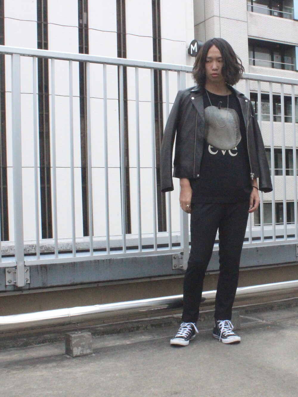 「STUDIOUS、STUDIOUS SELECT(STUDIOUS SELECT)、STUDIOUS渋谷店、SHAREEF、ライダース、モード、りんご、スラックス、シルバーアクセサリー、秋冬」｜「STUDIOUSのSTUDIOUS ソフトラムダブルライダース-made in japan- 【先行予約】（ライダースジャケット、ブラック系）」を使った、糸魚川 領太さん（メンズ・178cm）の夏コーディネートの1枚目の写真