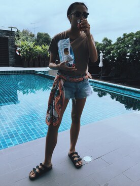 「アイテム（ビーチサンダル、ブラック系）」を使った、Michelleさん（レディース・165cm）の春コーディネート