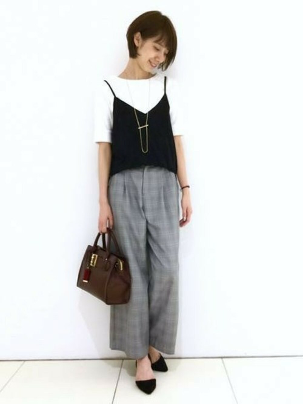 「パンツ、パンプス、トレンド、バッグ、ジーナシス、ワイドパンツ、チェックパンツ、キャミ、秋先取りコーデ、スエードキャミ」｜「JEANASISのスエードキャミ/729961（キャミソール、ブラック系）」を使った、JEANASIS立川ルミネSTAFFさん（レディース・167cm）の夏コーディネートの1枚目の写真