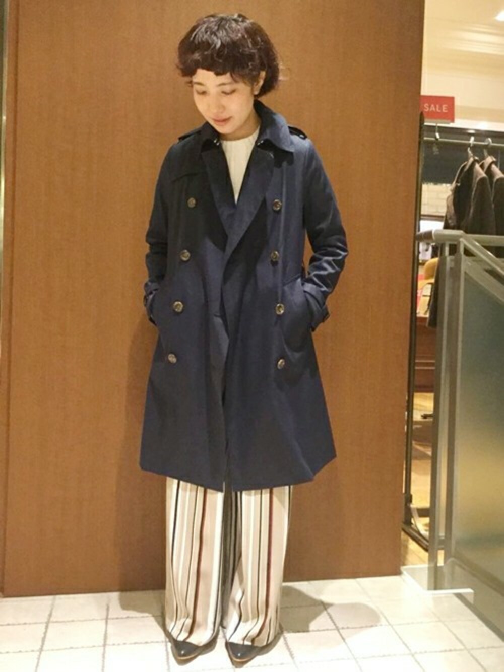 「トレンチコート、ストライプパンツ、SHIPS、春アウター、Khaju、バブーシュ」｜「Khajuの《予約》 Khaju:トレンチライナーコート◆（トレンチコート、ブルー系）」を使った、本橋さん（レディース・154cm）の冬コーディネートの1枚目の写真