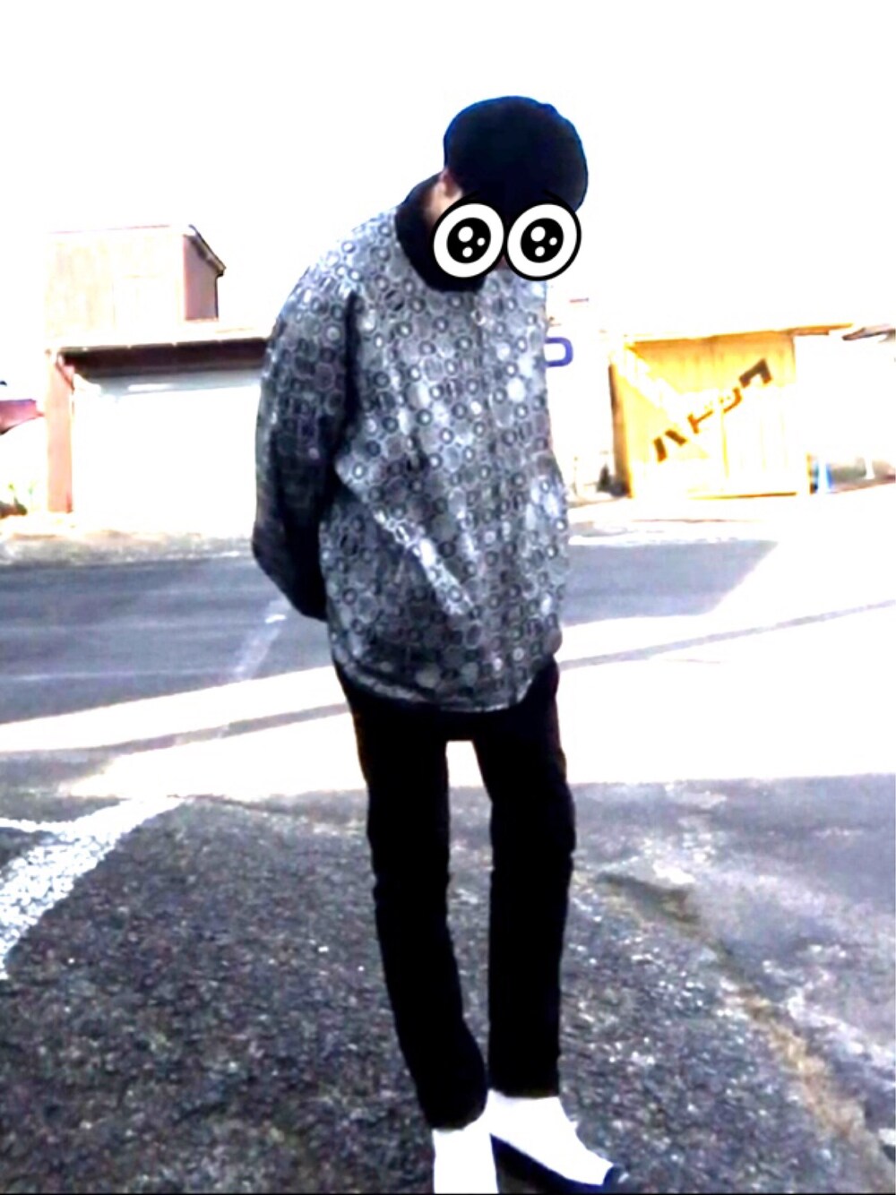 シルバー系のブルゾン、ブラック系のその他パンツ、ホワイト系のスニーカーを着用したメンズの秋コーディネートの1枚目の写真