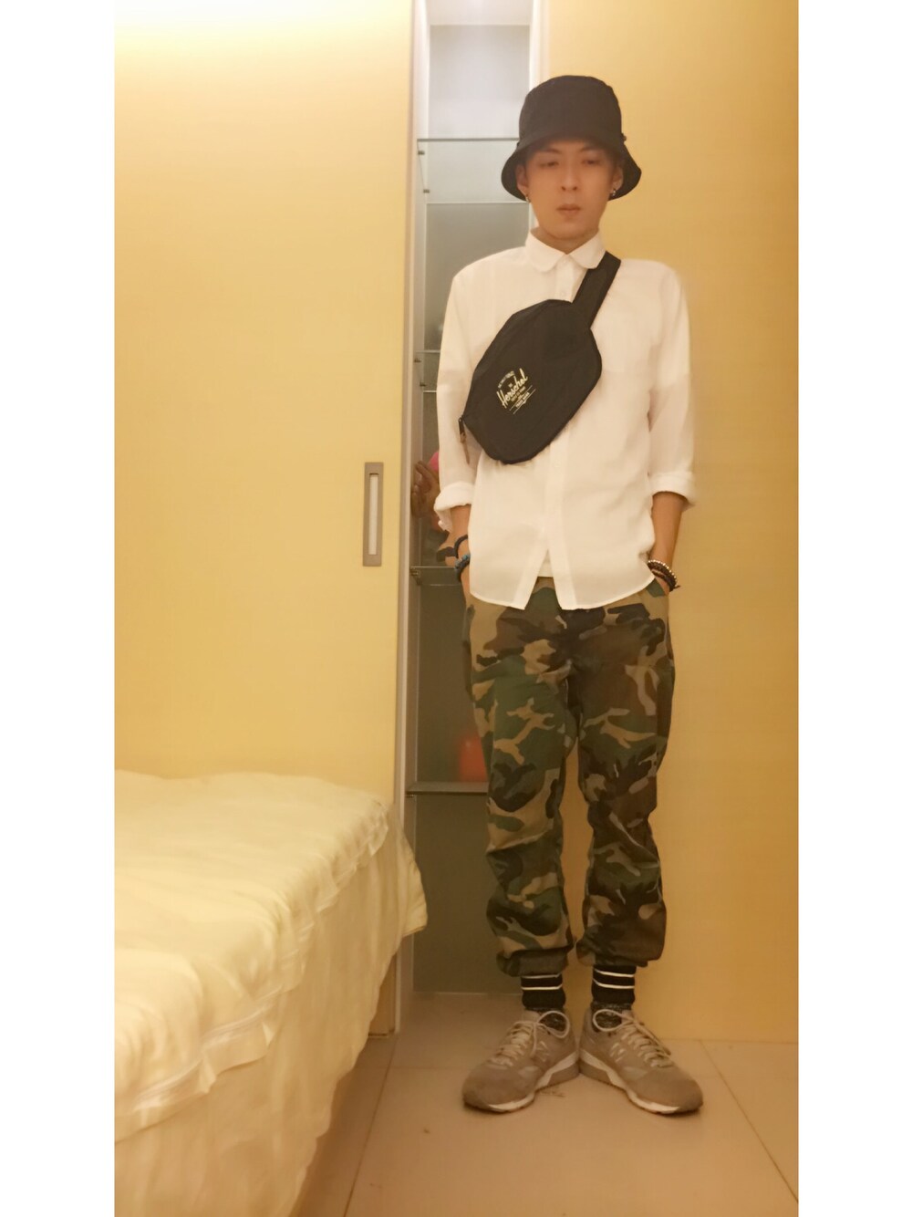 「Herschel、MUJI、New Balance、UNIQLO、ZANEROBE、camo、shirts、white、BUCKET HAT」｜「ZANEROBEのアイテム（その他パンツ、グリーン系）」を使った、lemonさん（メンズ・177cm）の夏コーディネートの1枚目の写真