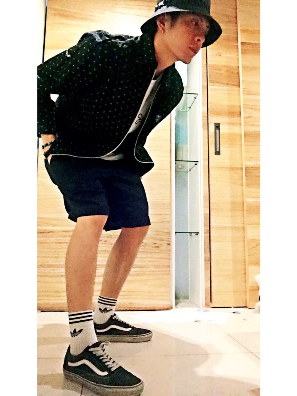 「BUCKET HAT、black、dot、shorts、socks、VANS、TAIPEI、casual」｜「VANSのアイテム（その他シューズ、ブラック系）」を使った、lemonさん（メンズ・177cm）の秋コーディネートの1枚目の写真
