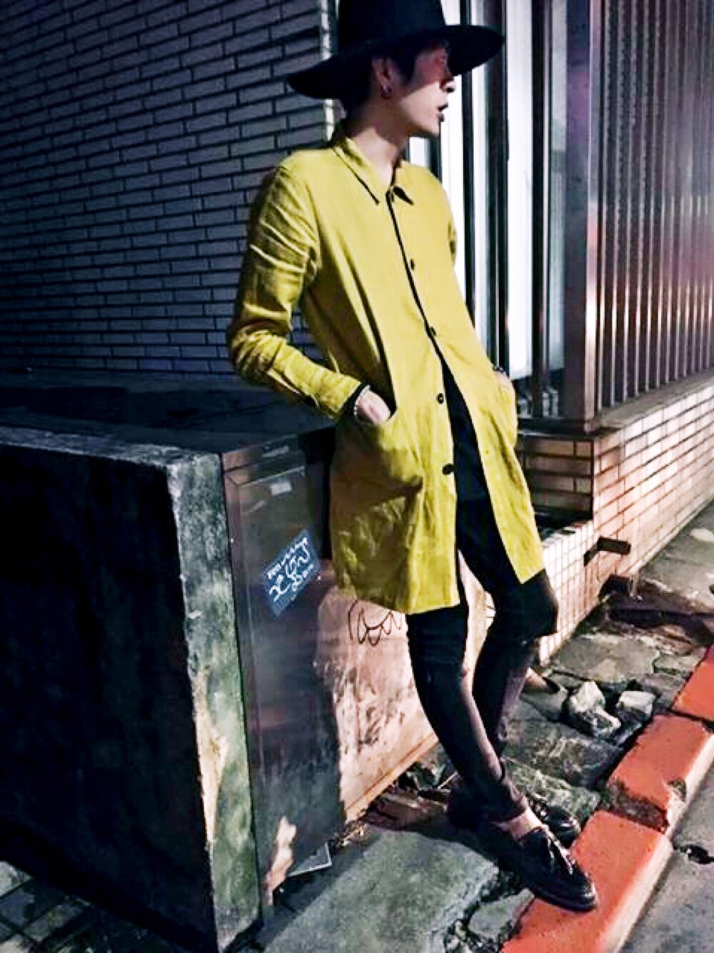 「Taiwan、WEARBOOKエントリー、WEGO、skinny、street、casual、autumn」｜「WEGOのアイテム（シャツ/ブラウス、イエロー系）」を使った、lemonさん（メンズ・177cm）の秋コーディネートの1枚目の写真