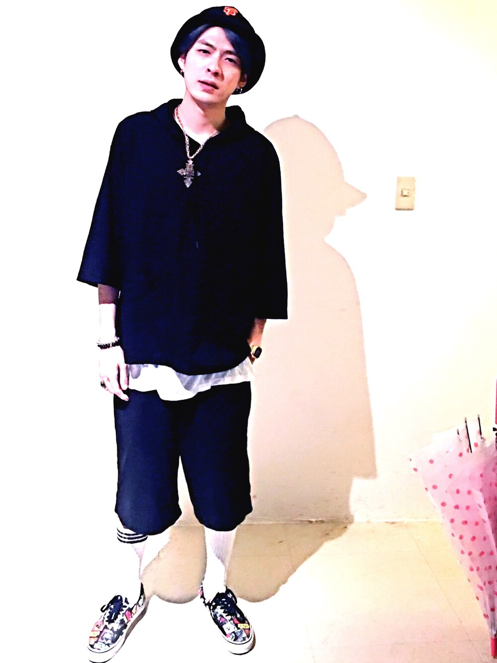 「WEGO、WEARBOOKエントリー、HIPHOP、street、Taiwan、夏」｜「WEGOのアイテム（トップス、ブラック系）」を使った、lemonさん（メンズ・177cm）の春コーディネートの1枚目の写真
