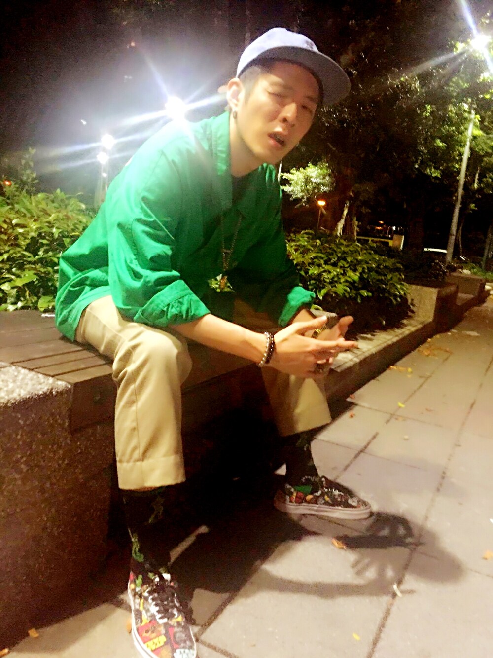 「夏、HIPHOP、street、night、Taiwan、TAIPEI」｜「INTERBREEDのINTERBREED LO BEAR Camp Cap（キャップ、ブラック系）」を使った、lemonさん（メンズ・177cm）の夏コーディネートの1枚目の写真