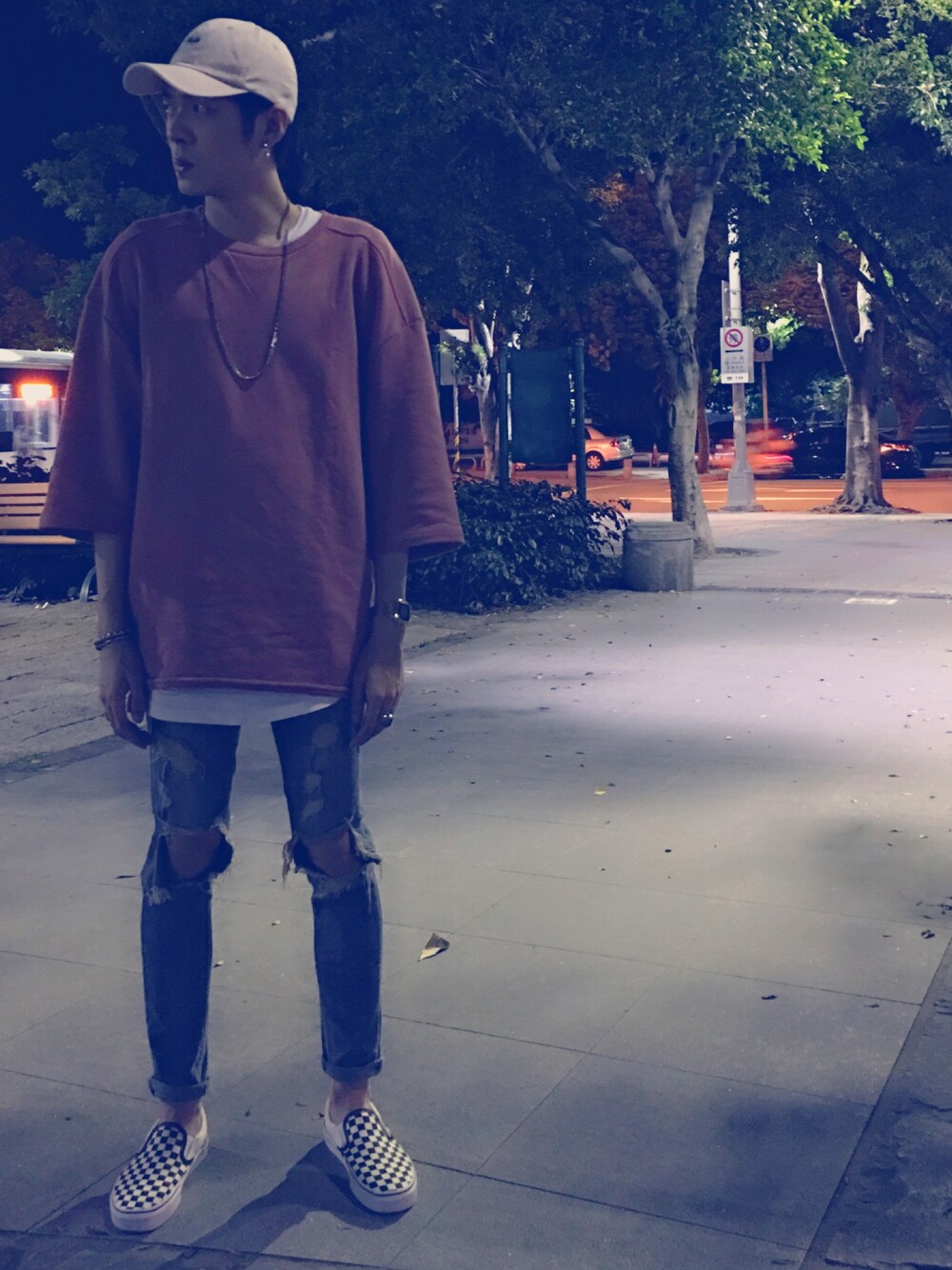 「秋コーデ、WEARBOOKエントリー、2016SS、Taiwan、boy、street」｜「Bershkaのアイテム（Tシャツ/カットソー、ピンク系）」を使った、lemonさん（メンズ・177cm）の秋コーディネートの1枚目の写真