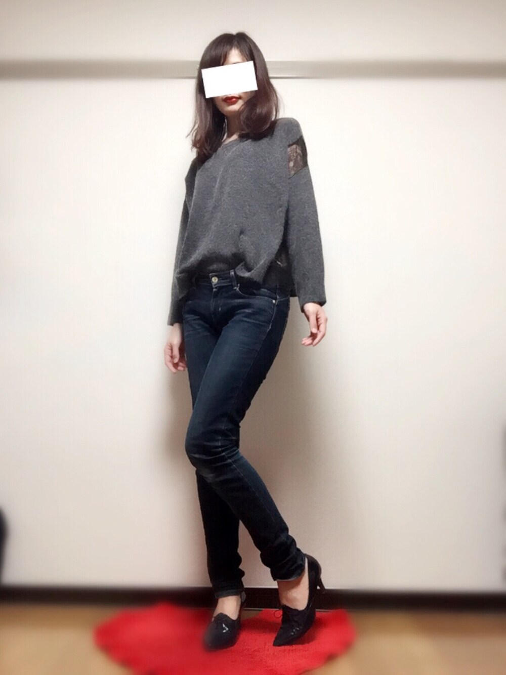 グレー系のニット/セーター、ブルー系のデニムパンツ、ブルー系のパンプスを着用したレディースの冬コーディネートの1枚目の写真