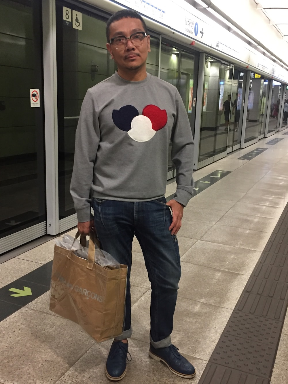 その他のトップス、ブルー系のデニムパンツ、ブルー系のシューズを着用したメンズの秋コーディネートの1枚目の写真
