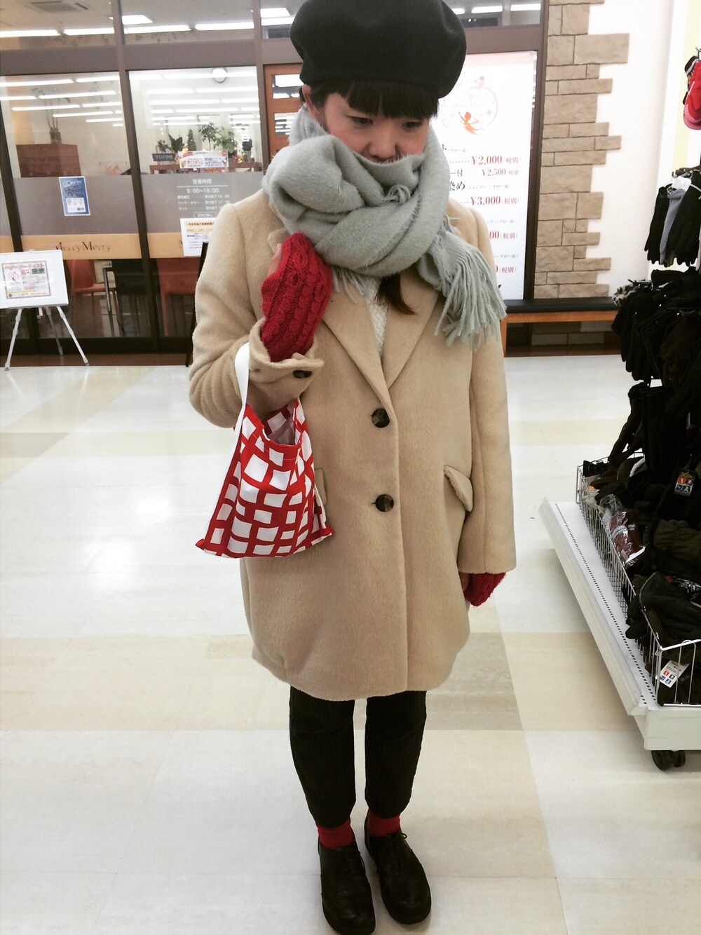 「チェスターコート、ベレー帽、マフラーぐるぐる、クリスマス2014(レッド×グリーン)、ミトン、handmade、ミニバッグ、手袋」｜「しまむらのアイテム（チェスターコート、ベージュ系）」を使った、mocoさん（レディース・160cm）の冬コーディネートの1枚目の写真