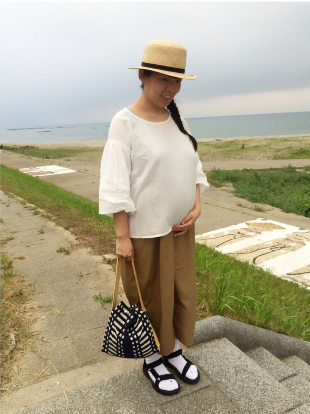 「マタニティ、カンカン帽、サンダル、サンダルに靴下、ヨハンナグリクセン、koromo衣、夏、パンツスタイル、シンプル」｜「chronikのアイテム（ハット、ブラック系）」を使った、mocoさん（レディース・160cm）の夏コーディネートの1枚目の写真