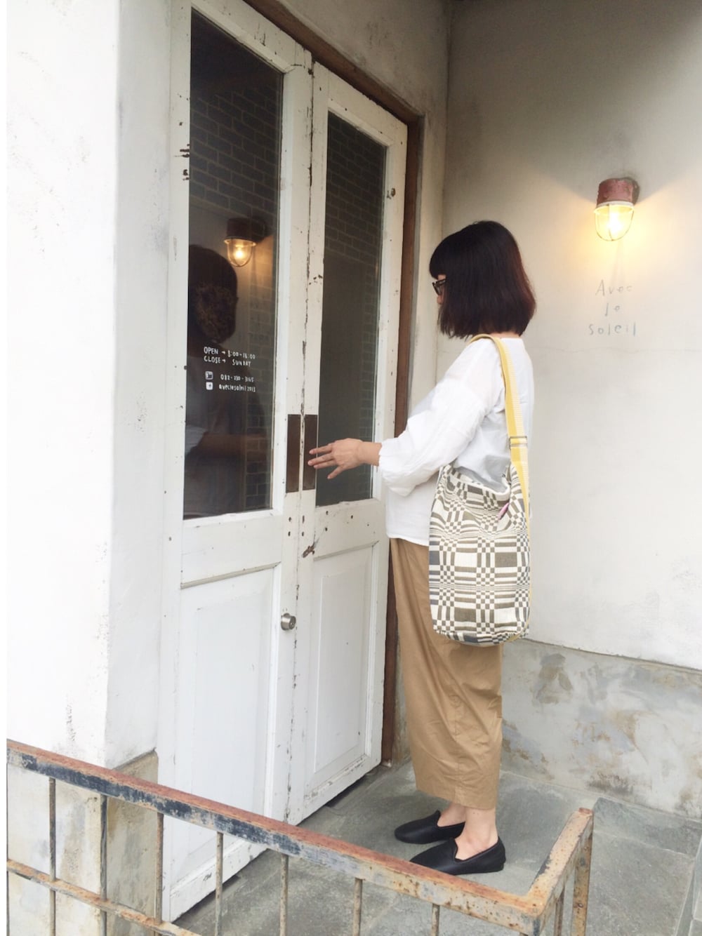 「マタニティ、ヨハンナグリクセン、シンプルコーデ、シンプル」｜「homeworkingのアイテム（シャツ/ブラウス、ホワイト系）」を使った、mocoさん（レディース・160cm）の秋コーディネートの1枚目の写真