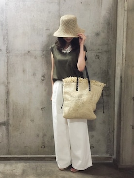 「ADAM ET ROPE'（アダムエロペ）の【先行予約】綿麻デニムワイドパンツ（パンツ、ホワイト系）」を使った、rankaさん（レディース・159cm）の夏コーディネート
