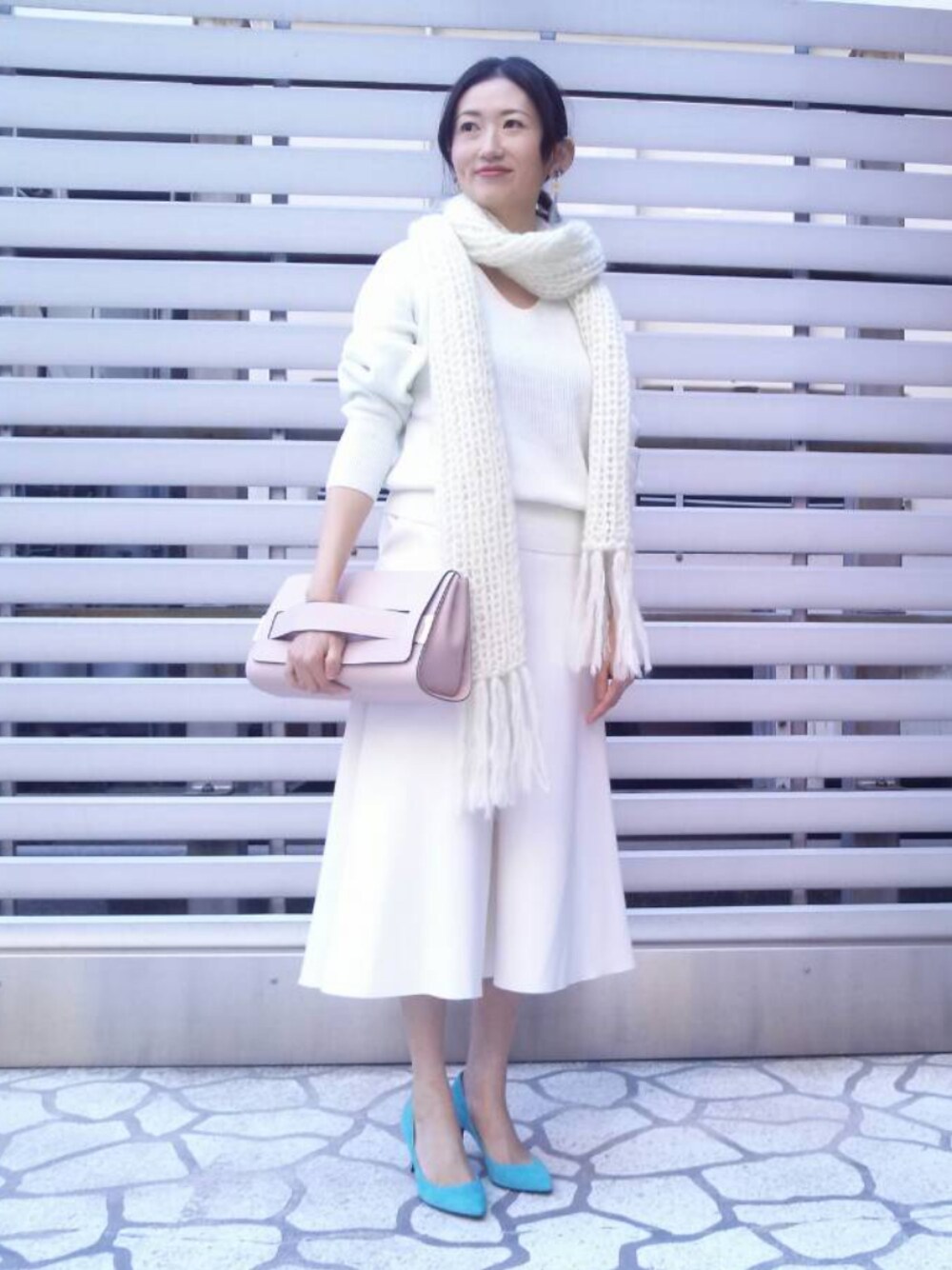 ホワイト系のパンツ、ホワイト系のニット/セーター、ブルー系のパンプスを着用したレディースの冬コーディネートの1枚目の写真