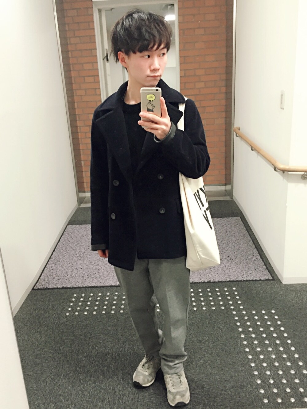 グレー系のスニーカー、グレー系のその他パンツ、ホワイト系のトートバッグを着用したメンズの冬コーディネートの1枚目の写真