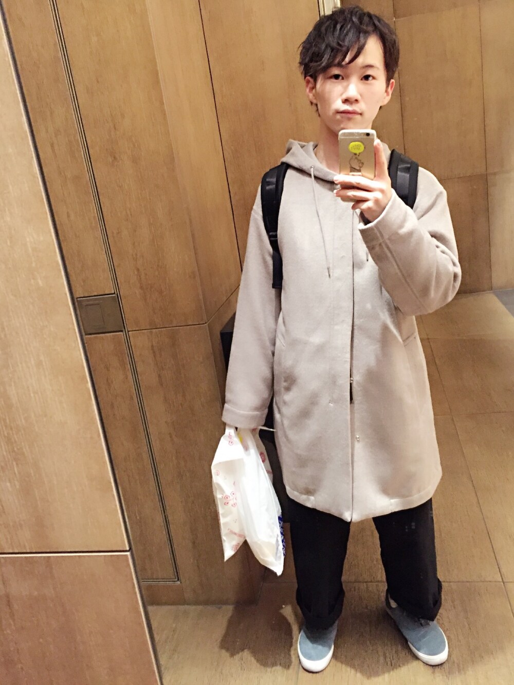 グレー系のその他アウター、ブラック系のその他パンツ、ブルー系のスニーカーを着用したメンズの冬コーディネートの1枚目の写真