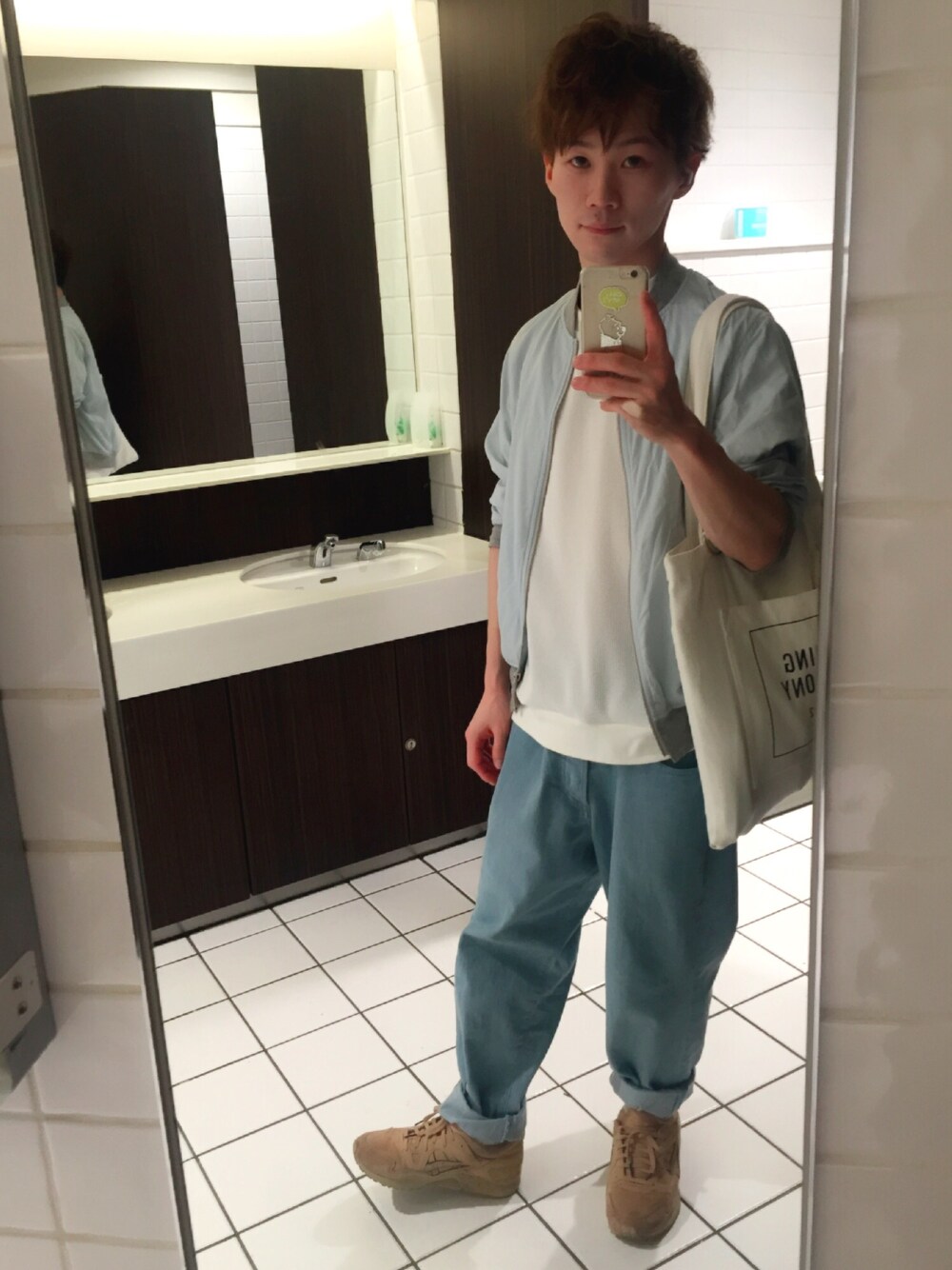 ベージュ系のスニーカー、ブルー系のデニムパンツ、ホワイト系のTシャツ/カットソーを着用したメンズの春コーディネートの1枚目の写真