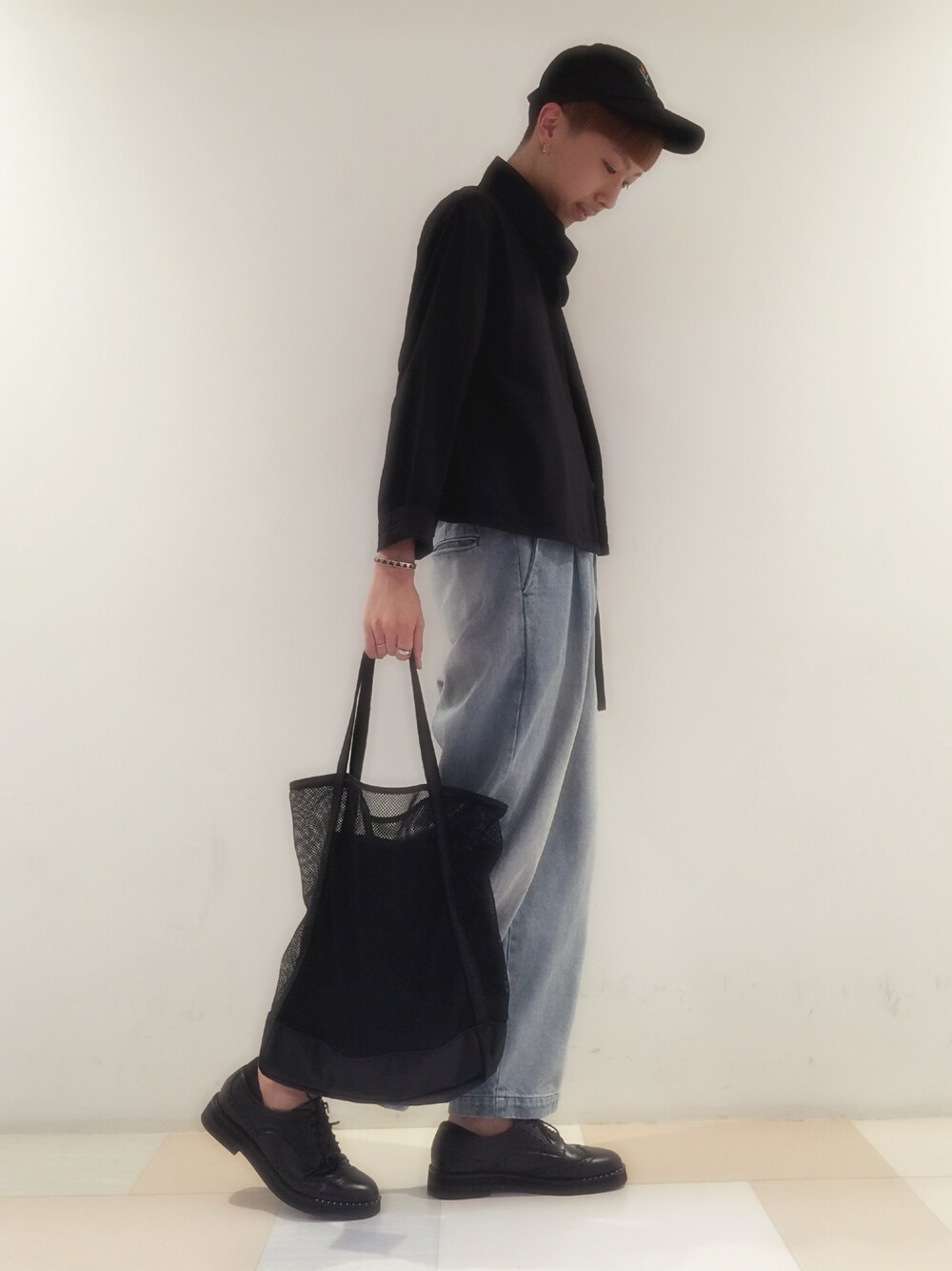 「夏、デニム、タックイン、キャップ、メッシュバッグ、ショート丈、ロックT」｜「HAREのワイドデニムパンツ(HARE)（デニムパンツ、ブルー系）」を使った、ゆうすけさん（メンズ・178cm）の夏コーディネートの1枚目の写真