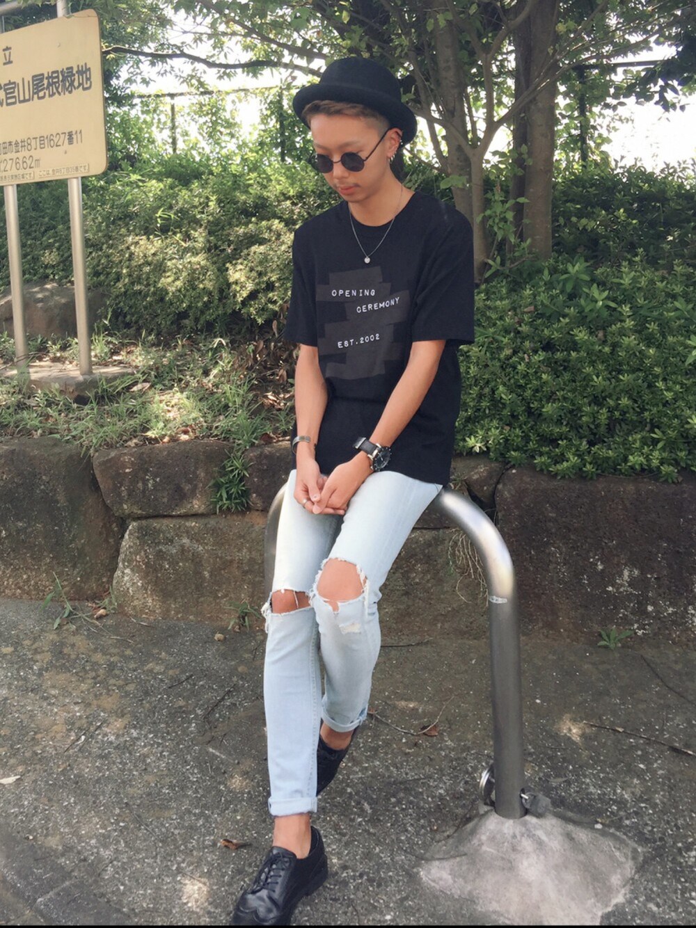 ブラック系のドレスシューズ、ブルー系のデニムパンツ、ブラック系のTシャツ/カットソーを着用したメンズの秋コーディネートの1枚目の写真