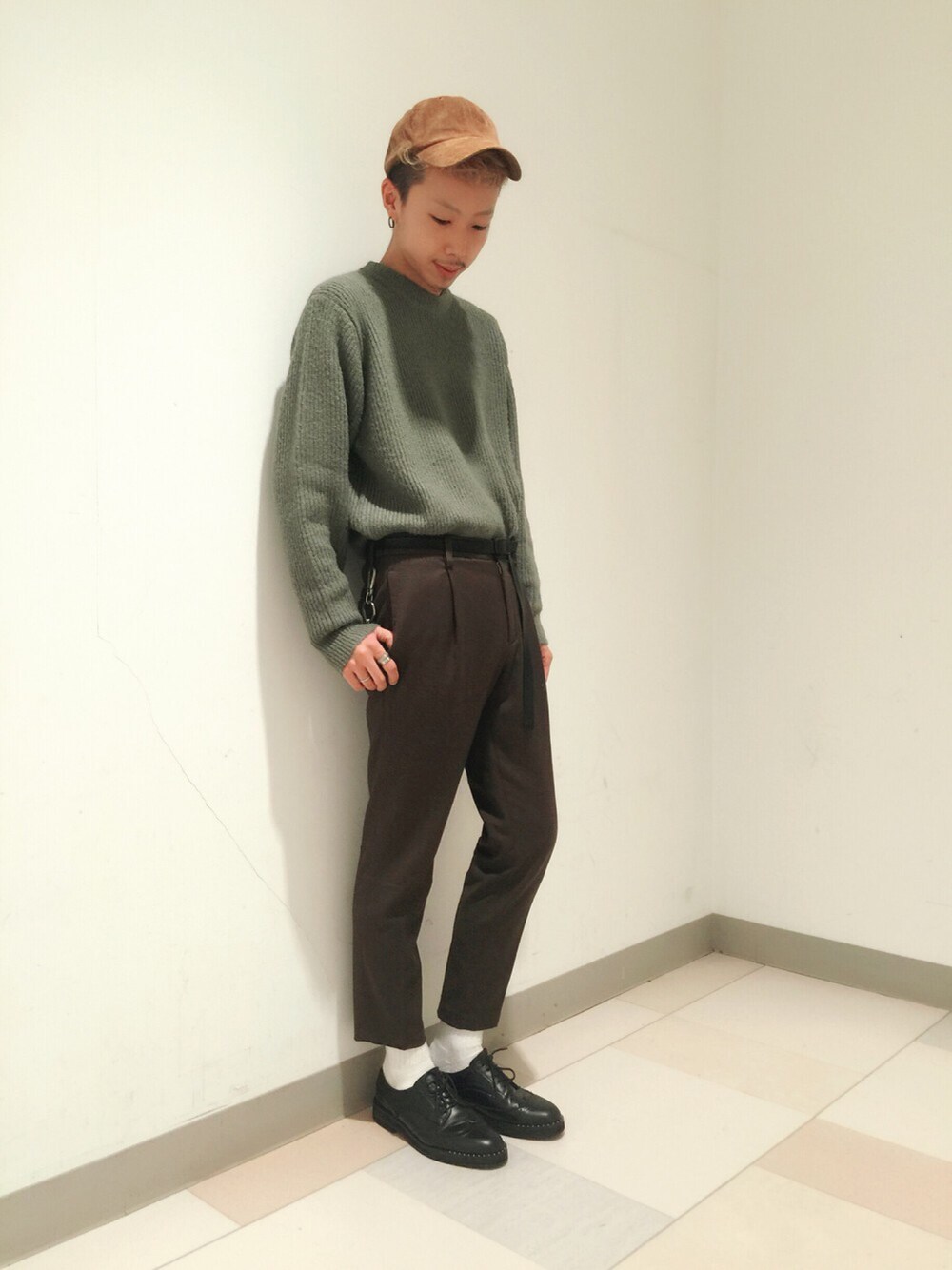 「秋のコーデ、fashion、アースカラー、スウェード、スラックス、ニット」｜「HAREのウイングチップスタッズシューズ(HARE)（ドレスシューズ、ブラック系）」を使った、ゆうすけさん（メンズ・178cm）の秋コーディネートの1枚目の写真
