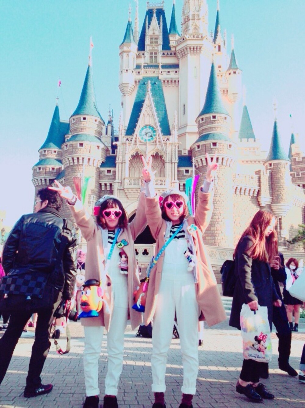 「ディズニーランド」｜「E hyphen world galleryのアイテム（ニット/セーター、ブラック系）」を使った、ogaさん（レディース・153cm）の春コーディネートの1枚目の写真