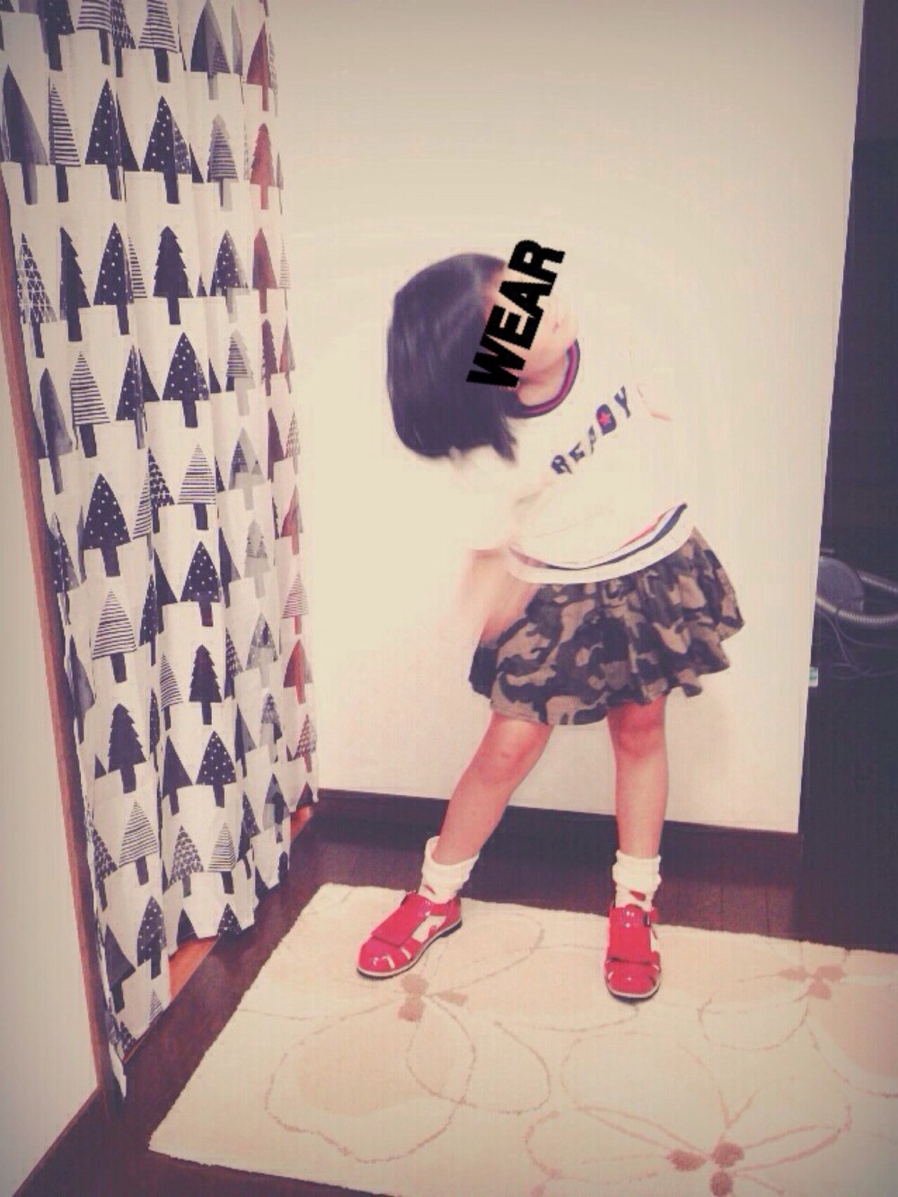 「スカート、サンダル、白Tシャツ」｜「JENNIのアイテム（サンダル、レッド系）」を使った、ogaさん（レディース・153cm）の夏コーディネートの1枚目の写真