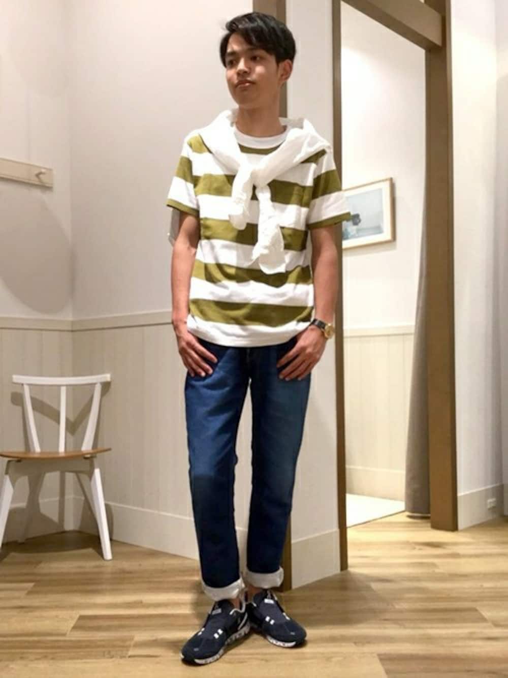 「スニーカー、シップス、デニムパンツ、SHIPS、ボーダートップス、コットンリネン、SHIPS Days、シップスデイズ」｜「SHIPS DaysのDays: ウォッシュド ジャージー デニム パンツ（デニムパンツ、ブルー系）」を使った、須田さん（メンズ・174cm）の夏コーディネートの1枚目の写真