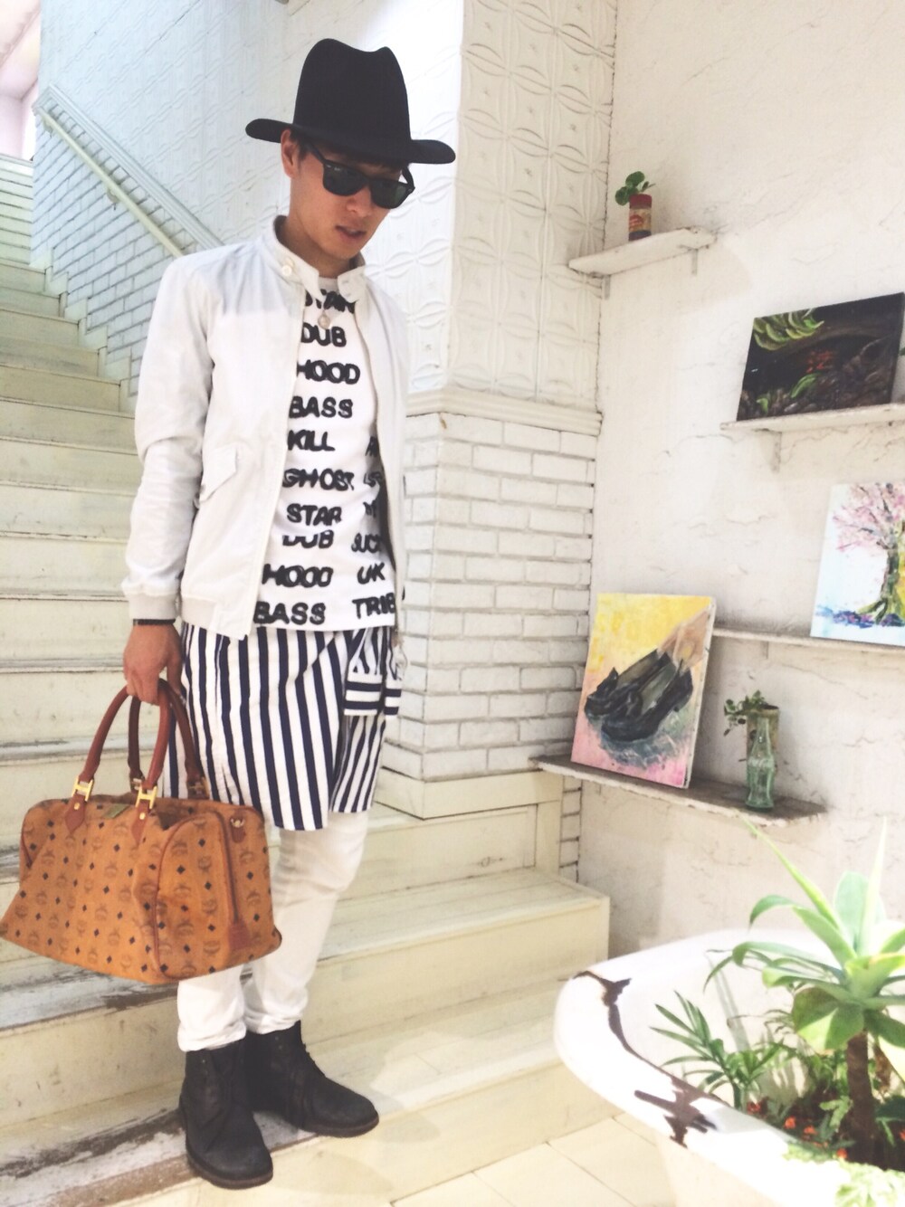 ブラウン系のボストンバッグ、ブルー系のシャツ/ブラウス、ホワイト系のTシャツ/カットソーを着用したメンズの秋コーディネートの1枚目の写真