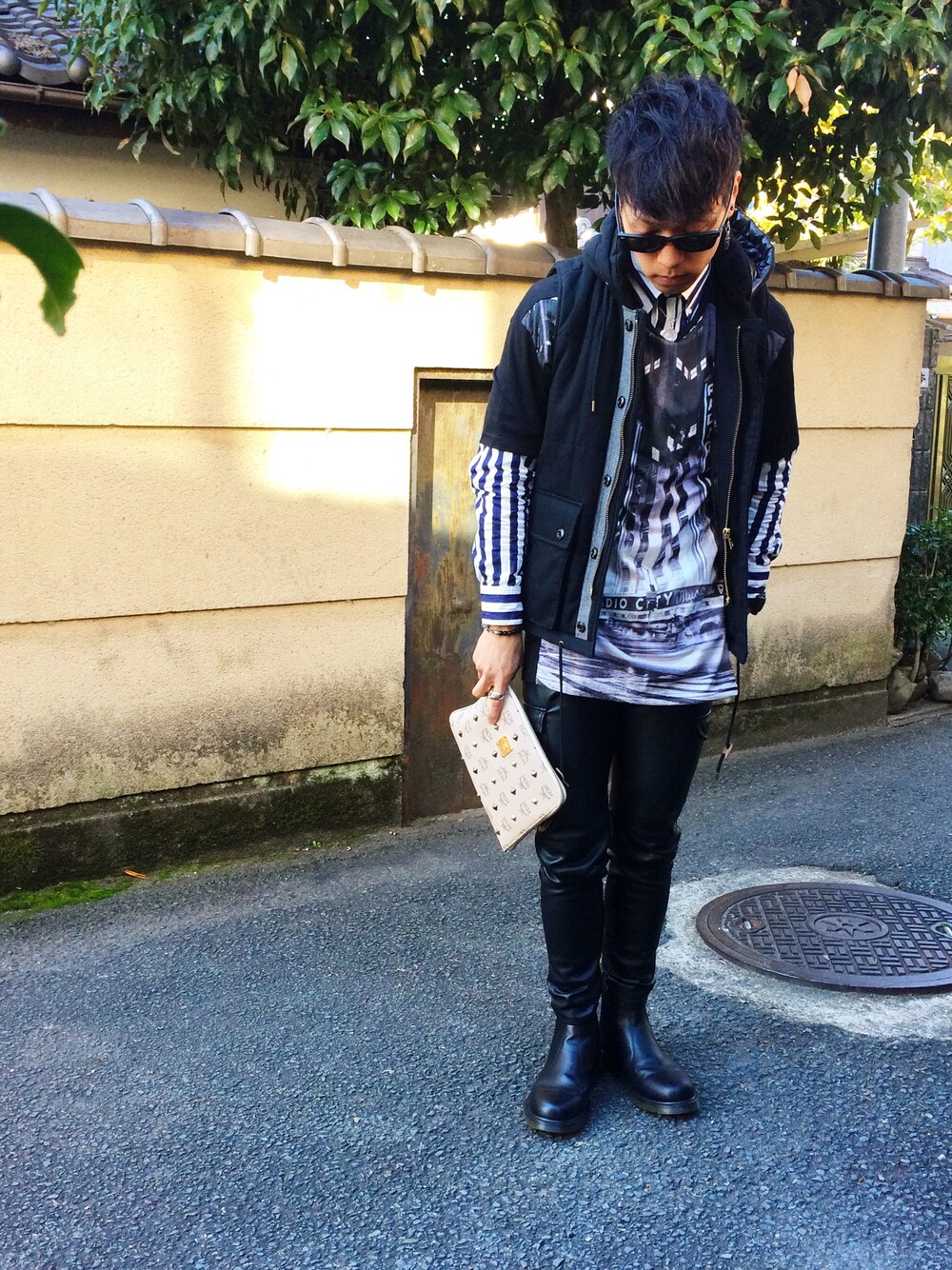 ブラック系のシューズ、ブラック系のその他パンツ、ブルー系のシャツ/ブラウスを着用したメンズの秋コーディネートの1枚目の写真