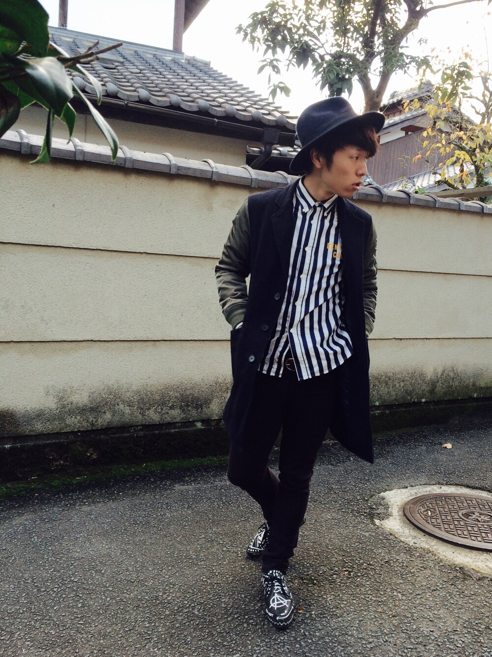 ブラック系のチェスターコート、ブルー系のシャツ/ブラウス、ブラック系のドレスシューズを着用したメンズの秋コーディネートの1枚目の写真