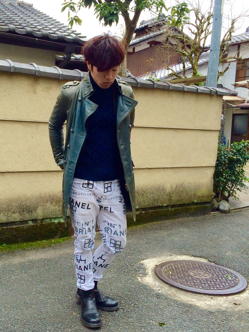 ホワイト系のその他パンツ、ブラック系のシューズ、グリーン系のトレンチコートを着用したメンズの秋コーディネートの1枚目の写真