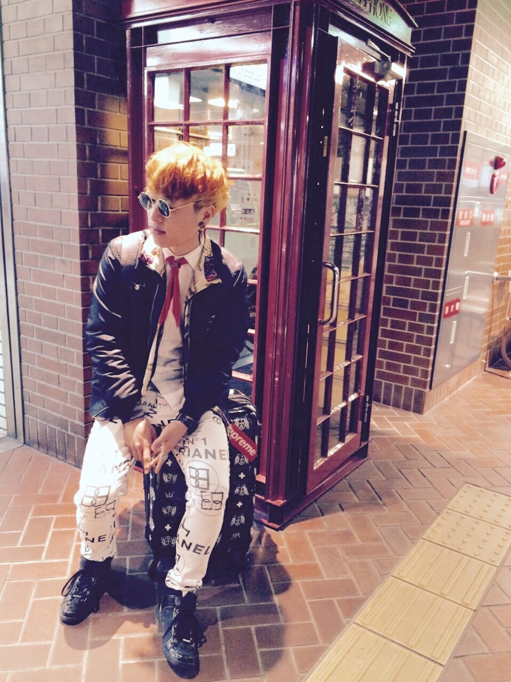 ホワイト系のその他パンツ、ブラック系のスニーカー、ブラック系のミリタリージャケットを着用したメンズの冬コーディネートの1枚目の写真