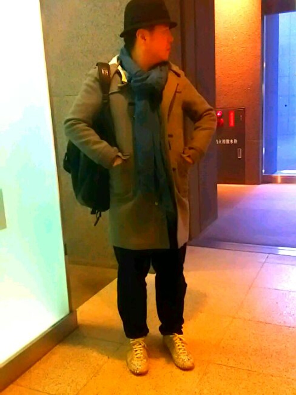 「スニーカー」｜「Scyeのアイテム（チェスターコート、その他）」を使った、Takahiro Nakanoさん（メンズ・175cm）の冬コーディネートの1枚目の写真