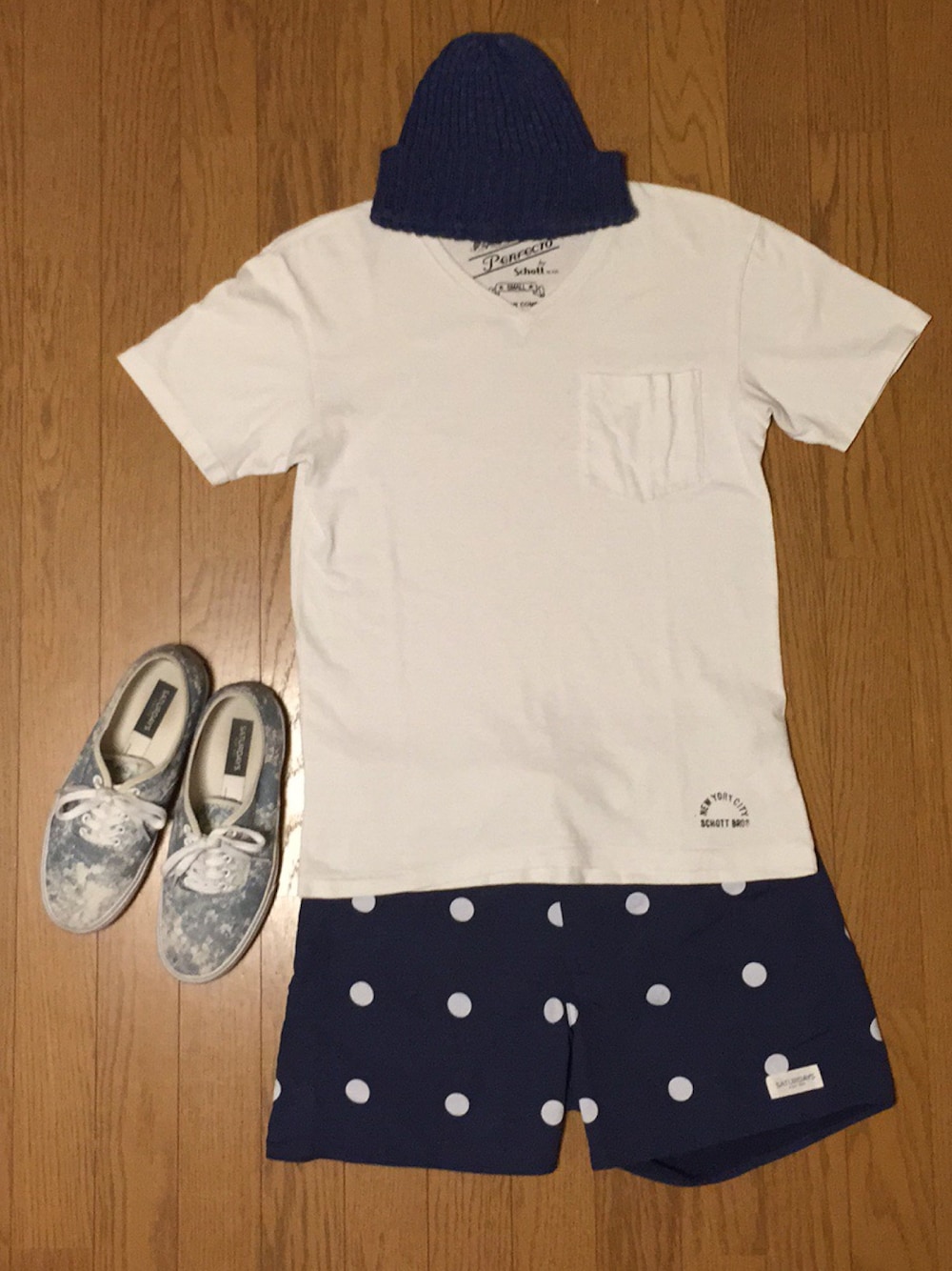 「SATURDAYS SURF NYC、HIGHLAND 2000、shott、スニーカー、ニットキャップ、膝上ショーツ、ドット、ブルー」｜「HIGHLAND 2000のアイテム（ニットキャップ/ビーニー、ブラック系）」を使った、iiiiiiiiさん（メンズ・165cm）の夏コーディネートの1枚目の写真
