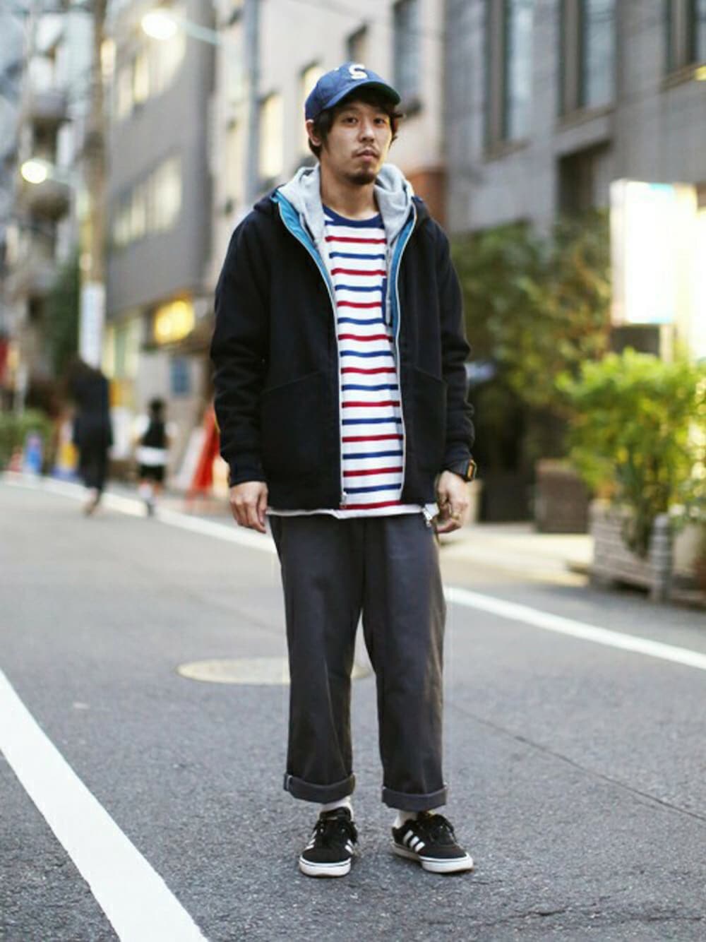 ブルー系のブルゾン、グレー系のパーカー、グレー系のその他パンツを着用したメンズの秋コーディネートの1枚目の写真