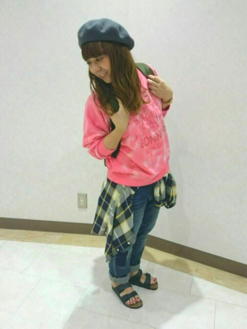 「CUBESUGAR、キューブシュガー、ピンク、チェックシャツ、デニム、ベレー帽」｜「CUBE SUGARのアイテム（スウェット、ピンク系）」を使った、mai.yさん（レディース・153cm）の秋コーディネートの1枚目の写真