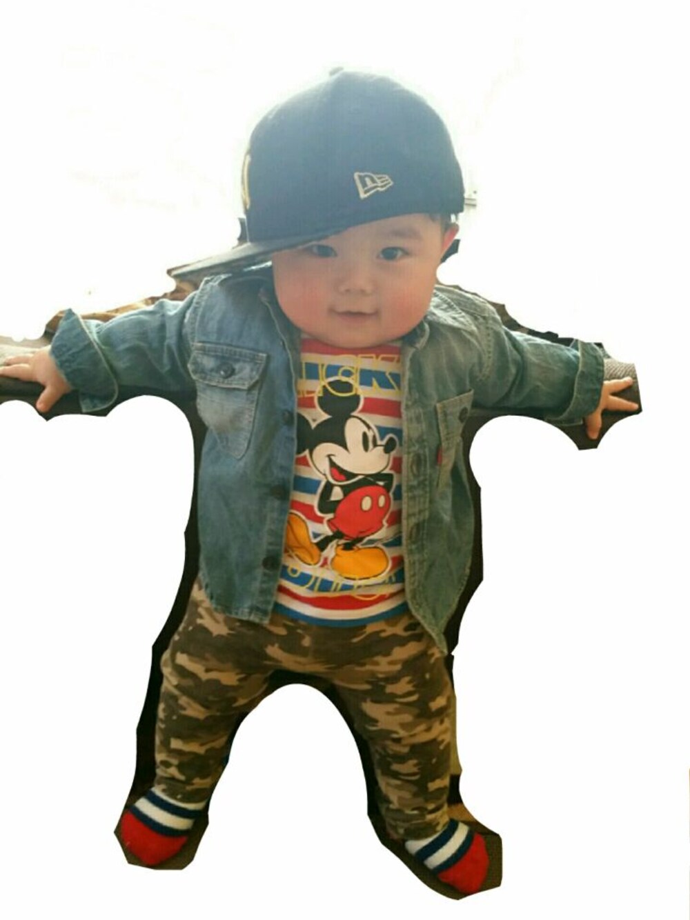 その他のその他パンツ、ブルー系のシャツ/ブラウス、その他のTシャツ/カットソーを着用したキッズの冬コーディネートの1枚目の写真