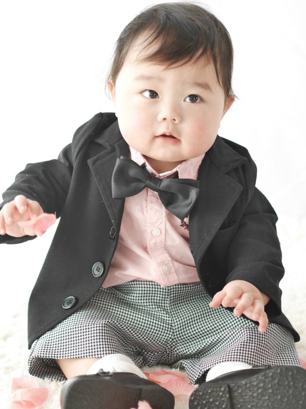 ブラック系のテーラードジャケット、ピンク系のシャツ/ブラウス、その他のその他を着用したキッズの春コーディネートの1枚目の写真